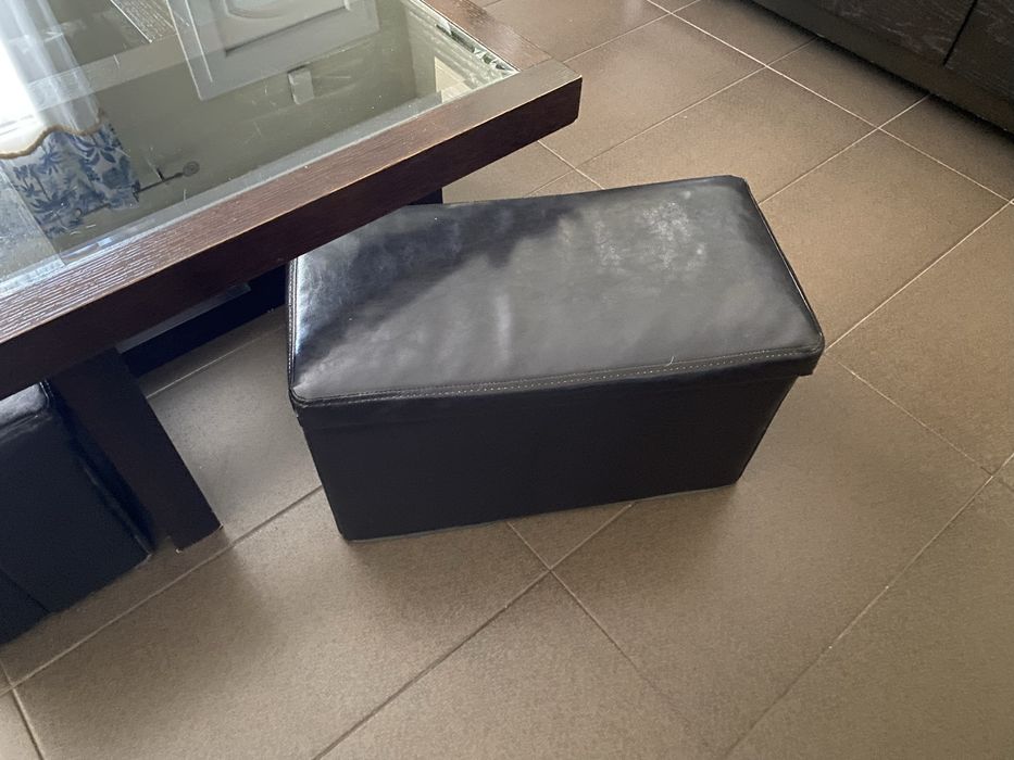 Conjunto de mesas de apoio com bancos