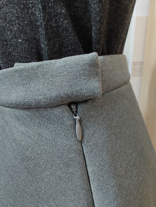 Urocza trapezowa krótka spódniczka z piankowego materiału COS S 36