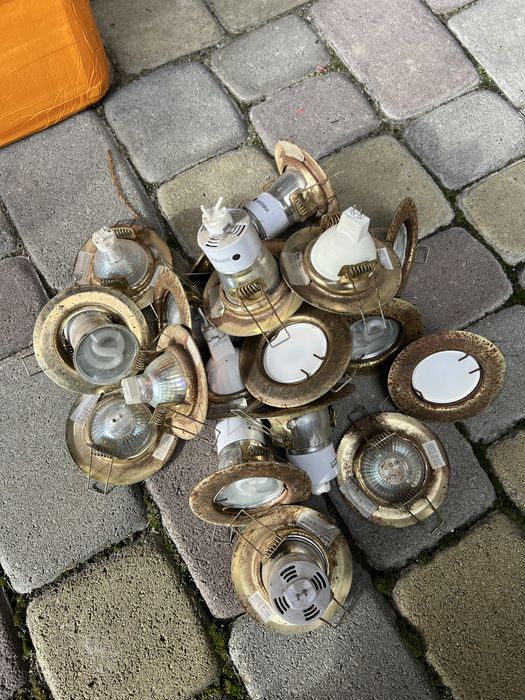 Світильник точковий з лампочками є 20 шт