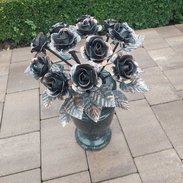 Рози троянди ковані