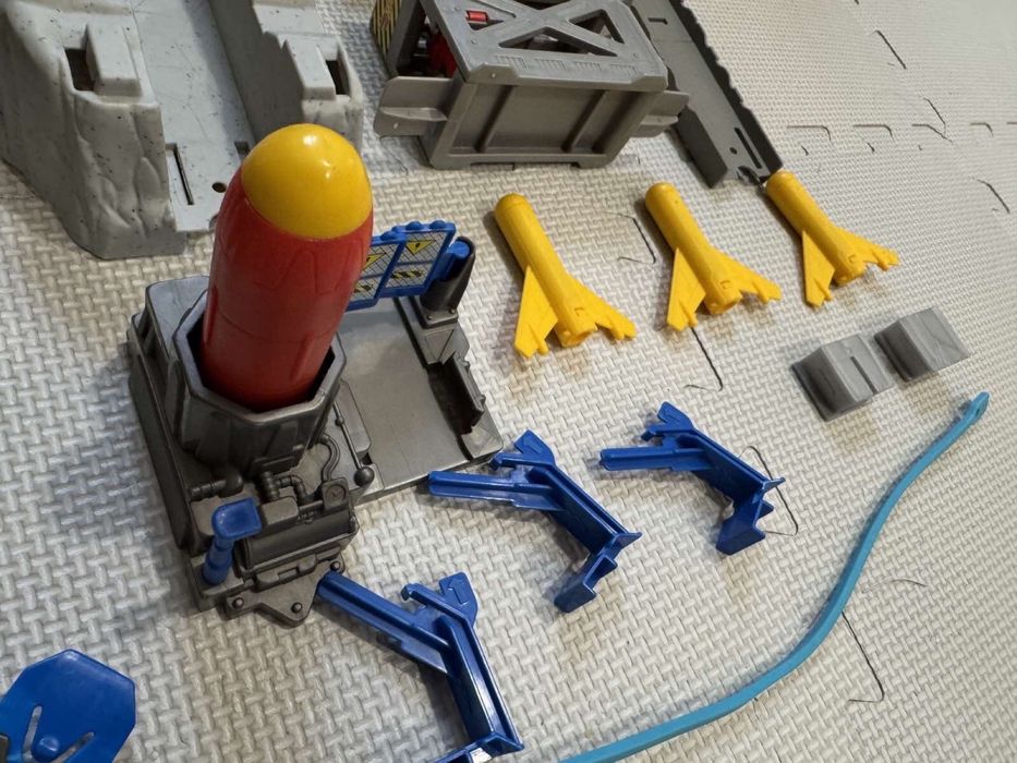 Hot wheels трек дорога гірка динозавр бочка ракетна установка