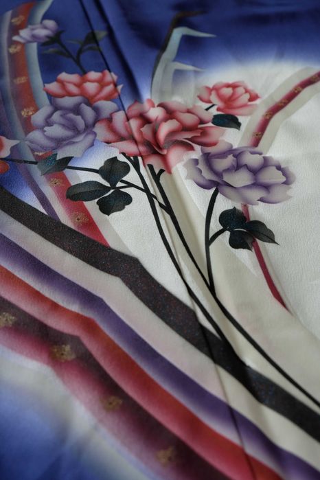 Japońskie granatowe kimono houmongi w pasy i kwiaty