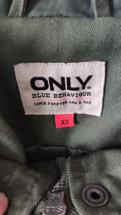 Zielona kurtka z kapturem