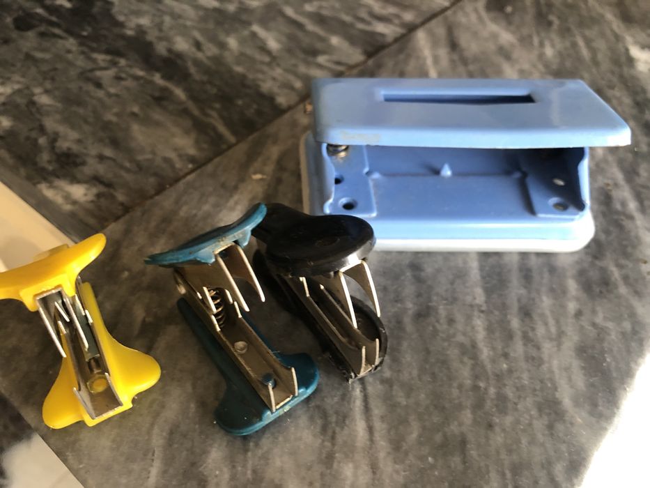 Furador de papel e tira agrafes