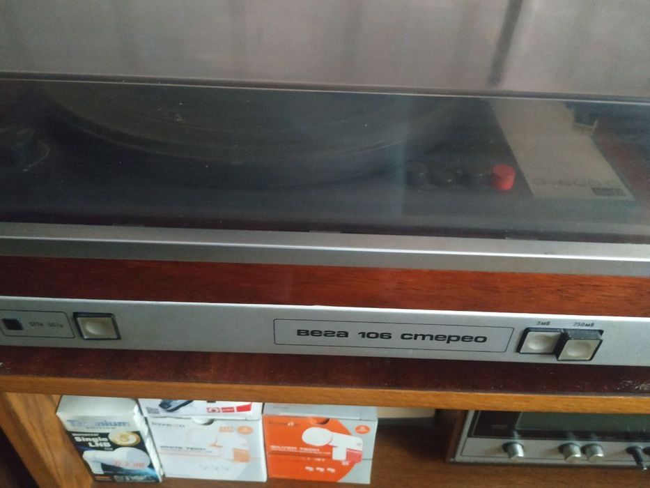 Проигрыватель винила Вега с усилителем и тюнером