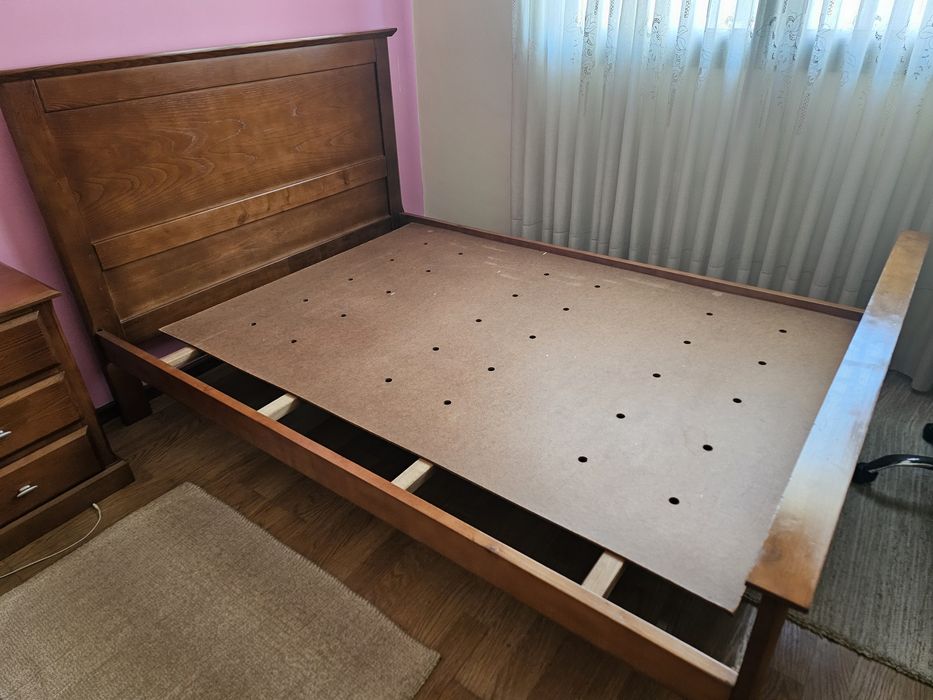 Cama com colchão  e mesinhas de cabeceira
