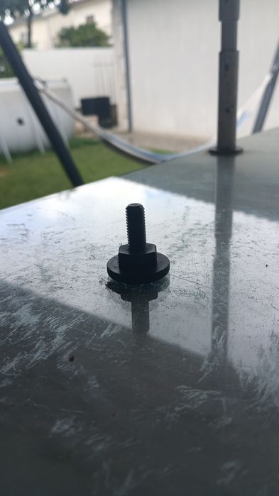 Pés de plástico reguláveis