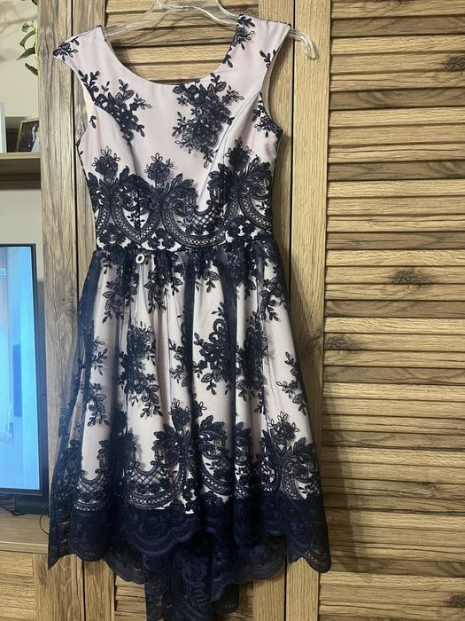 Sukienka krótka z dłuższym tyłem  koronkowa granat-różowa