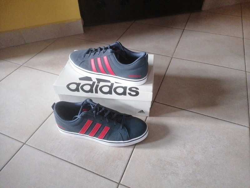 Granatowo-czerwone adidasy