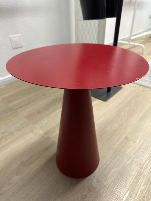 Mesa interior ou exterior de apoio ou mesa central colocado pelo decorador