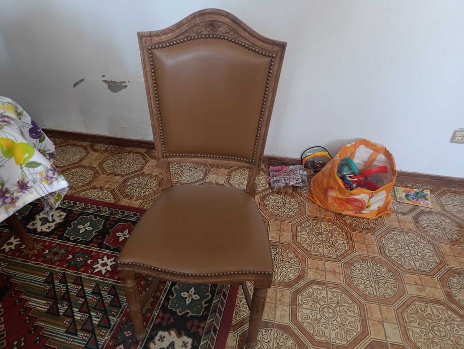 Mesa e 8 cadeiras de madeira