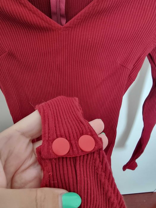 Body bordeaux de manga comprida e decote no peito, tamanho M