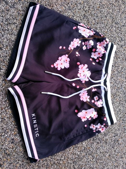 Krótkie spodenki szorty sportowe Kinetic Kings XS kwiaty wiśni cherry