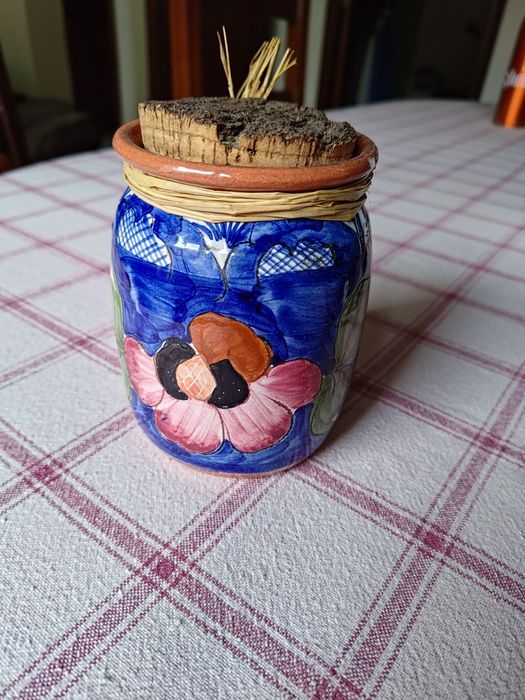 Jarra de barro vermelho pintada à mão em Portugal