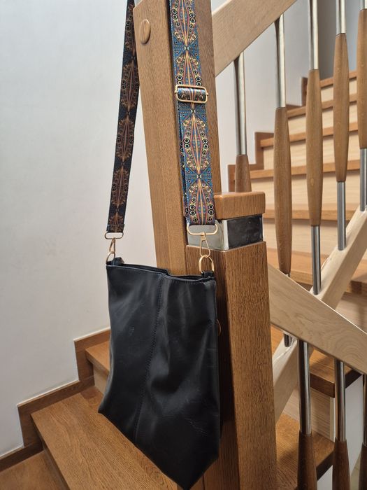 Torebka czarna z paskiem w stylu boho