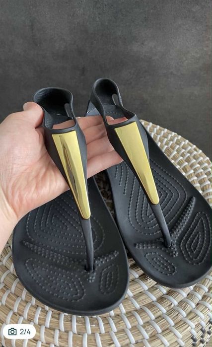 Crocs japonki Serena Metallic Bar Flip Gold/Black W6 36/37