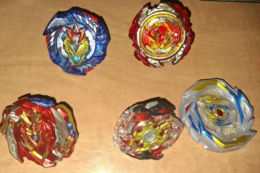 4 bayblades com um lançador e uma cabeça