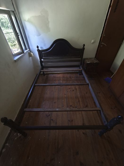 Cama de casal de madeira.
