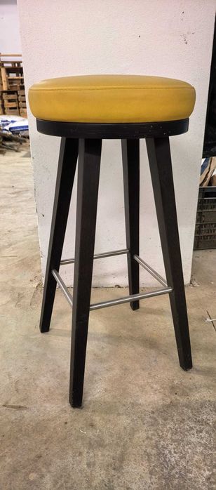 Bancos de balcão amarelos com pés de madeira Wenge