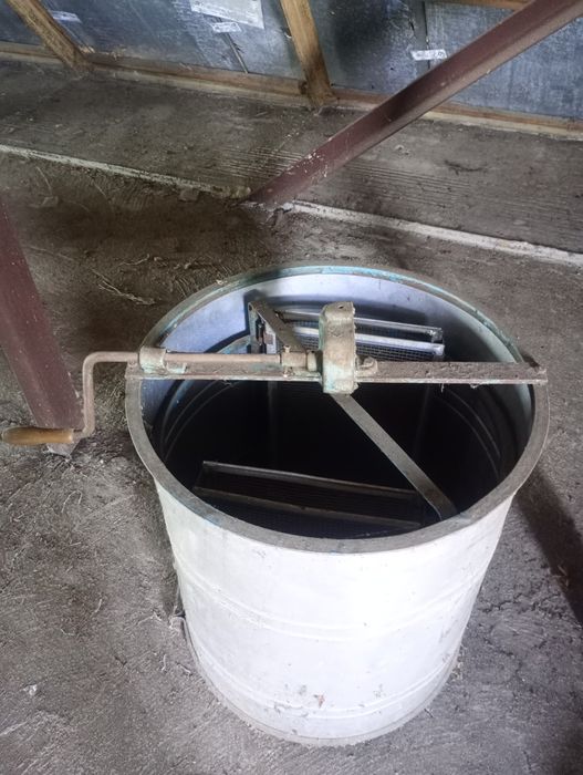 Продам медогонку на две рамки.г Николаев цена 2300