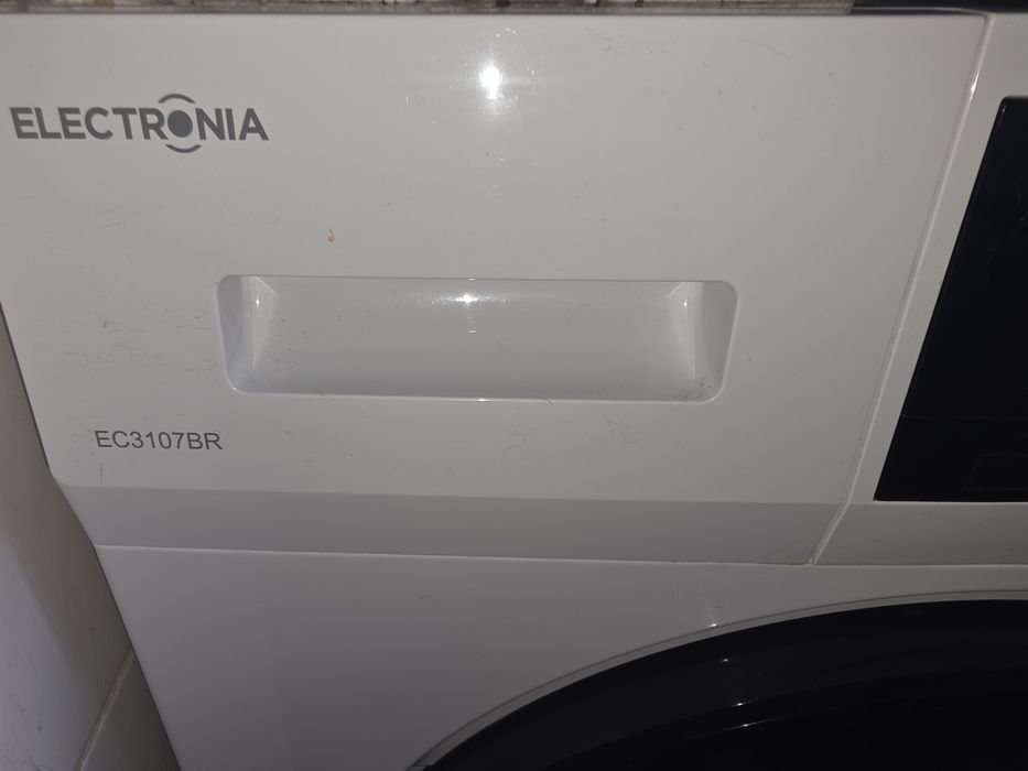 Vendo Máquina lava e seca electronia