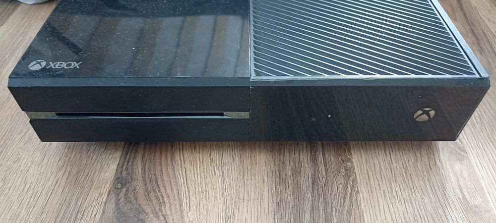 Xbox One 500gb + 2 pady