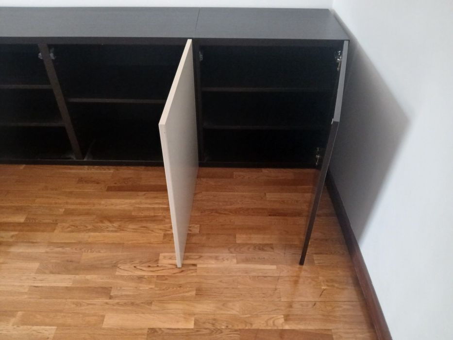 Aparador sala com 3 portas e prateleiras. Castanho e bege