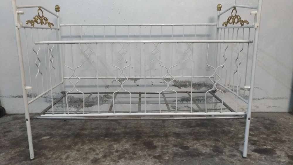 Berço/cama de bébé em ferro Vintage