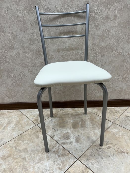 Кухонні стільці на кухню і балкон