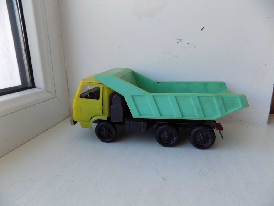 Игрушка машинка пластик металл СССР Камаз Харьковский завод Салют