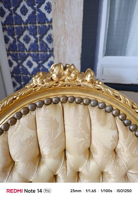 Cadeirão dourado