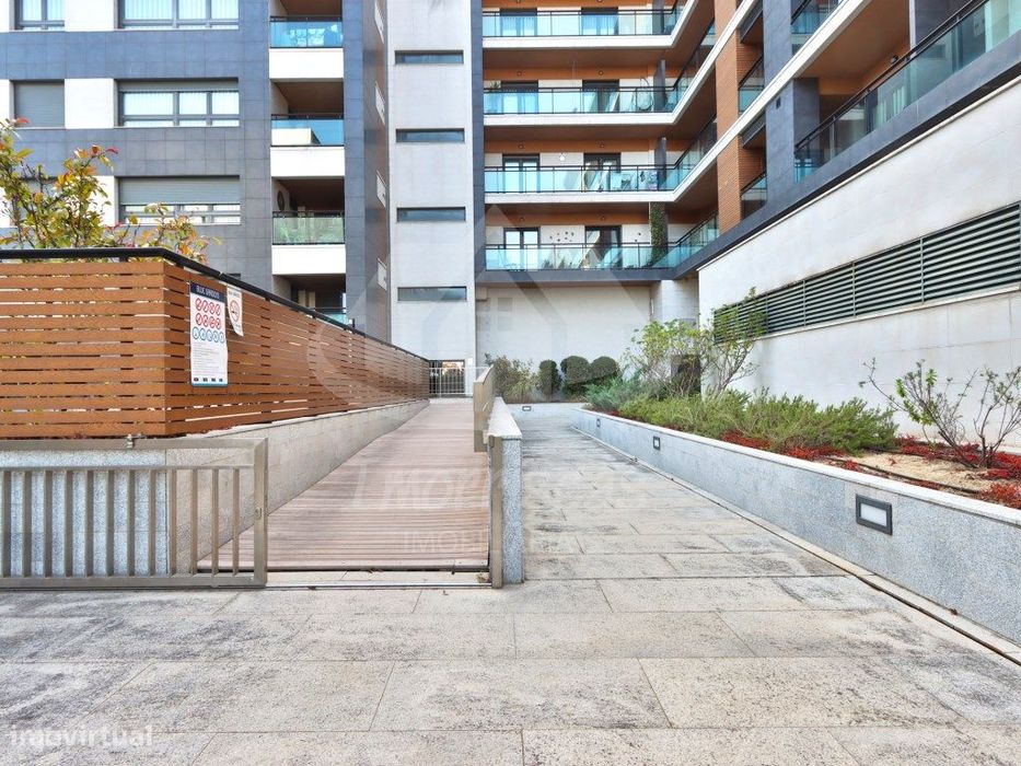 Apartamento T3 com box no Condomínio Blue Garden, em Sacavém