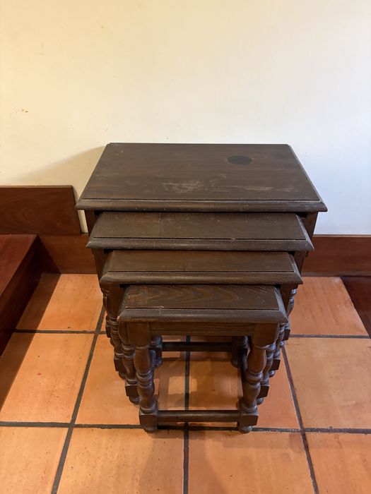 Conjunto de 4 Mesas de Encaixe / Mesas Ninho em Madeira Maciça