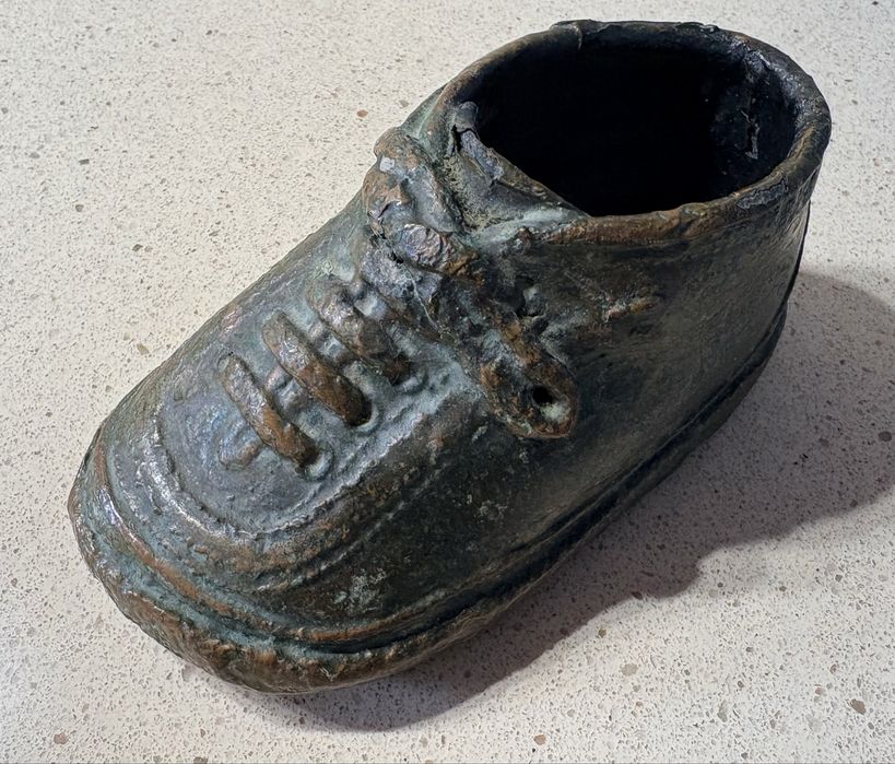 Antigo sapatinho de Criança / bebé com cobertura em metal