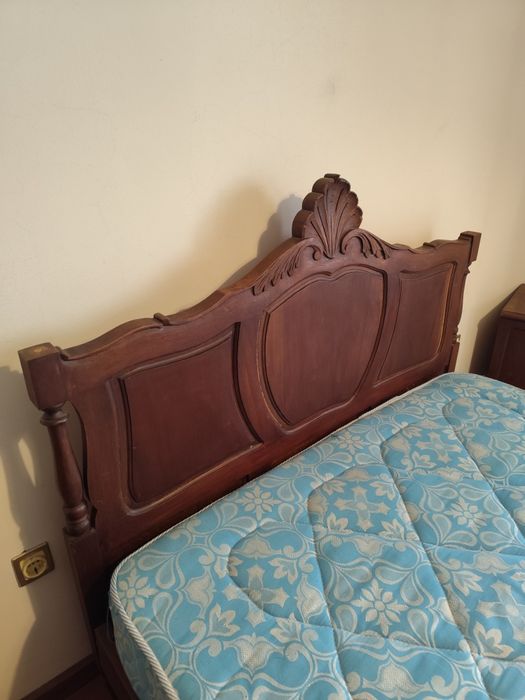 Cama completa+estrado+colchão e 2mesas cabeceira