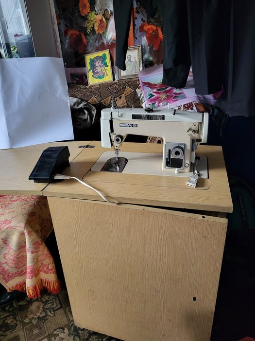Продається швейна електрична швейна машинка