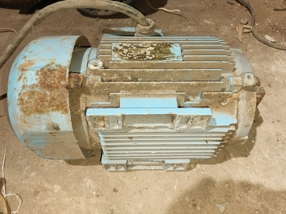 Двигун електричний