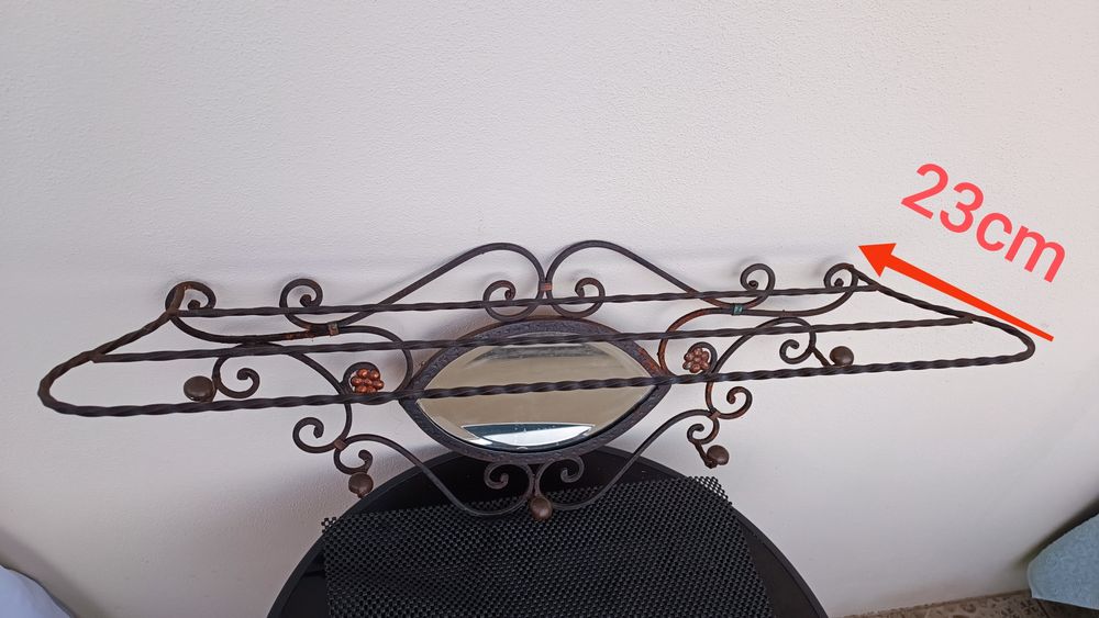 Espelho com cabide e prateleira muito antigo