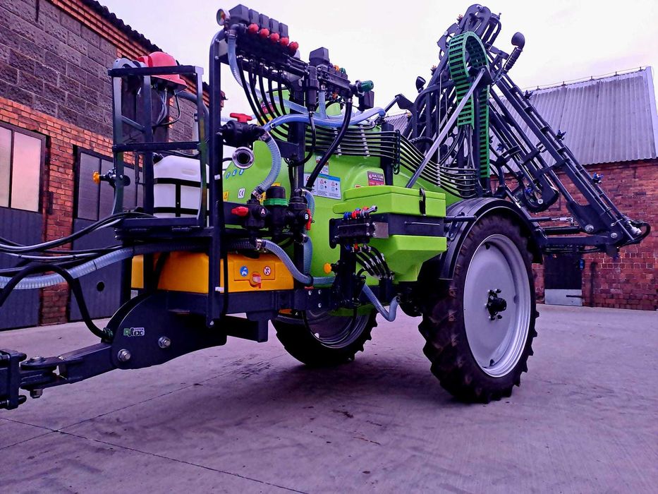 Opryskiwacz ciągany hydrauliczny belka X przyczepiany Tolmet Bruno