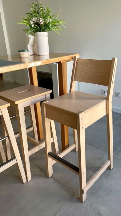 Conjunto de mesa alta com bancos e cadeira