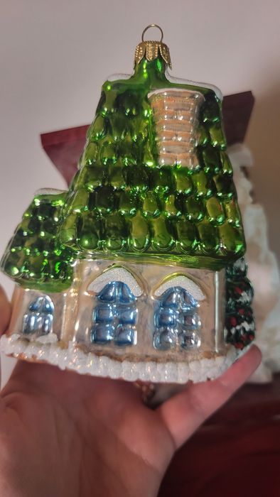Скляна іграшка будинок