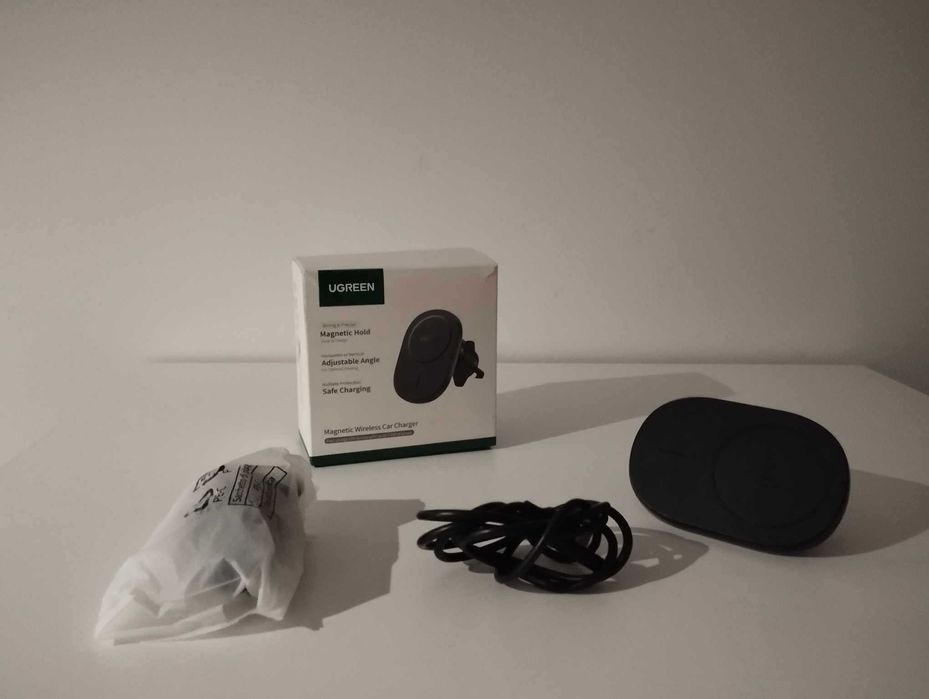 Ugreen Bezprzewodowa ładowarka uchwyt magnetyczny czarny