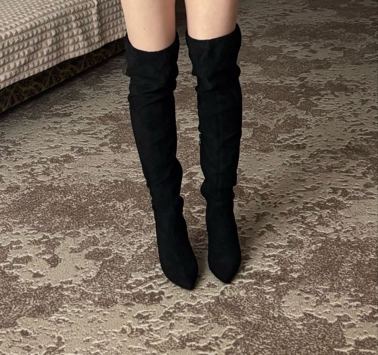 Чорні високі замшеві ботфорти на шпильці