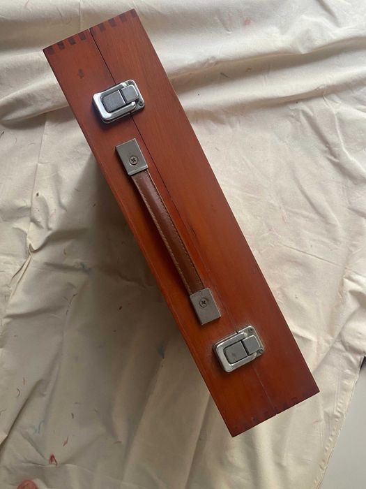 Mala de madeira com material para pintura e desenho