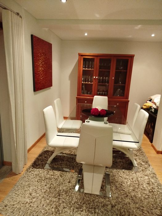 Mesa de sala em vidro mais seis cadeiras em cabedal branco