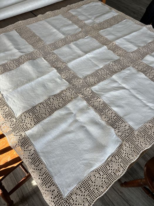 Toalha de mesa com quadrados de linho e renda manual