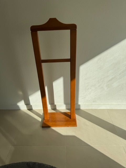 Cabide de pé / Mordomo de quarto em pinho