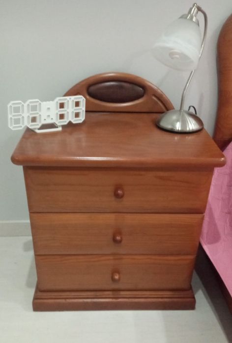 Mesinha de cabeceira, cabide e cama para quarto de criança/solteiro