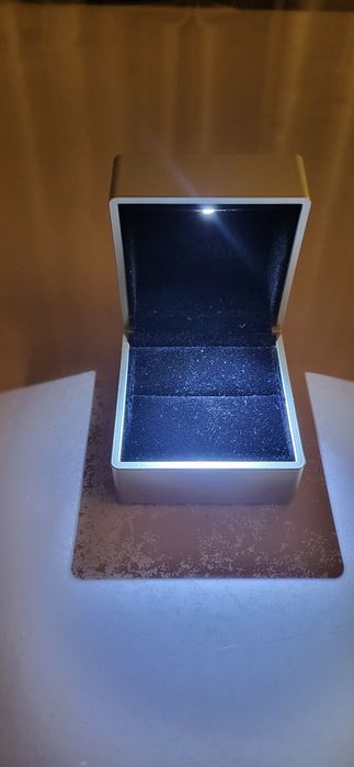 Футляр для кільця шкіряний з LED-підсвіткою 56×56×48 мм, подарункова коробочка для прикрас