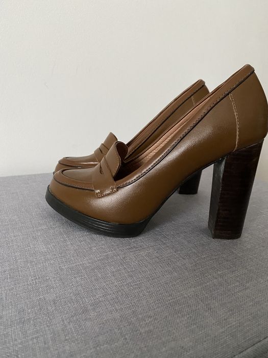 Sapatos de salto alto